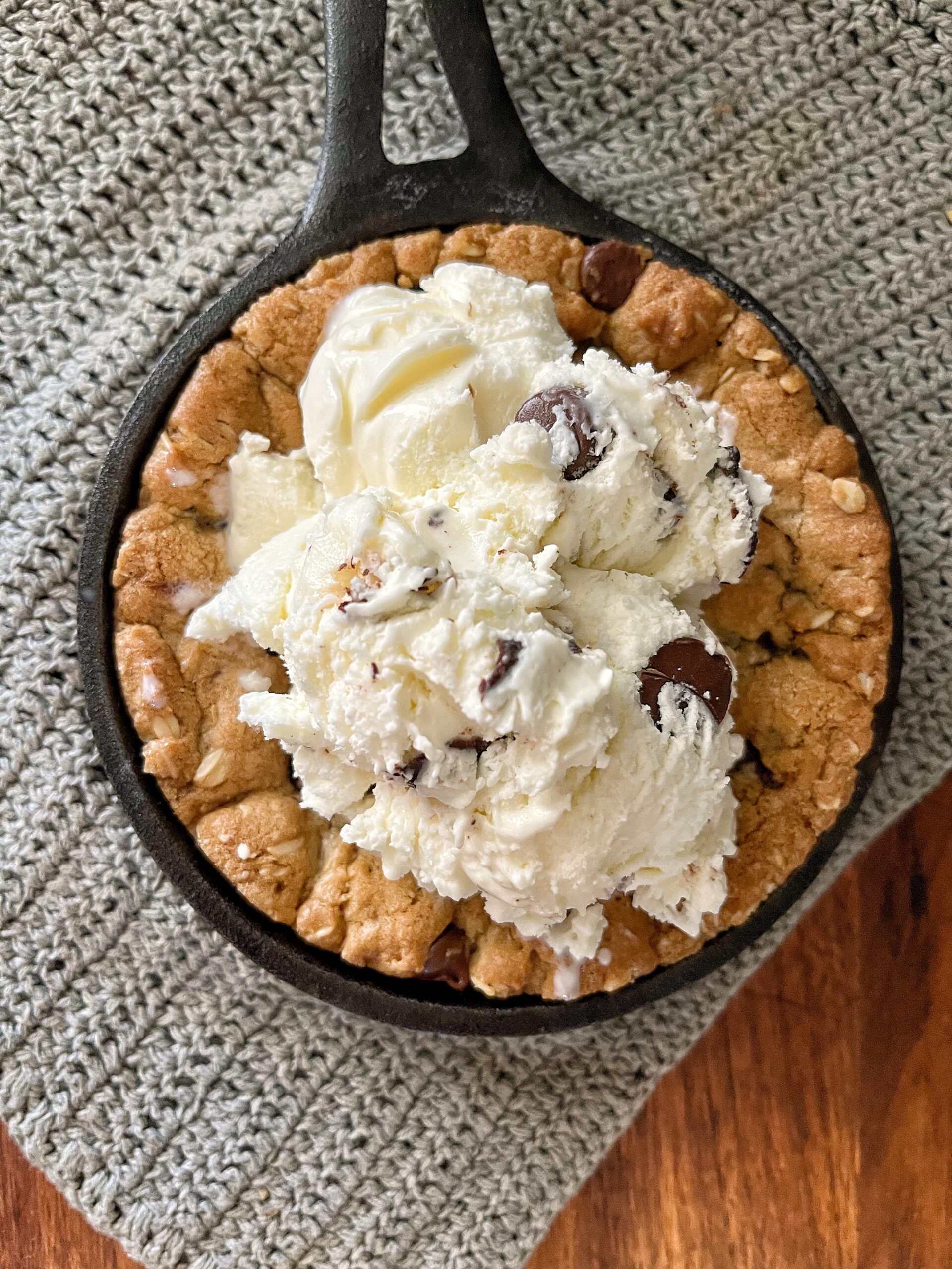 This Giant Chocolate Chip Cookie (Pizookie) Is The Ultimate Family-Style  Dessert